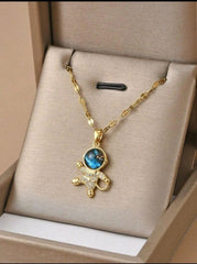 Collar astronauta con traje de diamantes color dorado